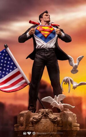 Clark Kent DC Comics Deluxe Art 1/10 Scale Statue by Iron Studios